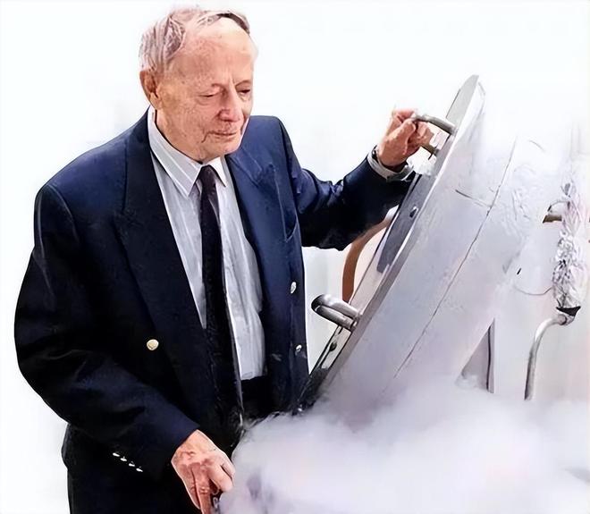 美国一富豪被冷冻50年原定2017年苏醒解冻时工作人员紧急叫停(图2)