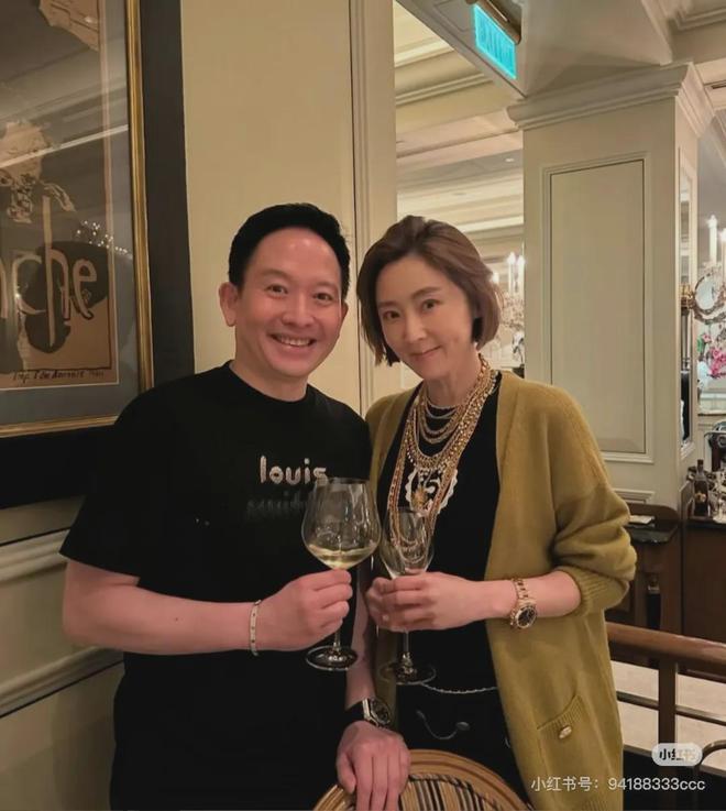 50岁女星认恋富豪后与前男友家族成员聚会大方合照关系极好(图1)