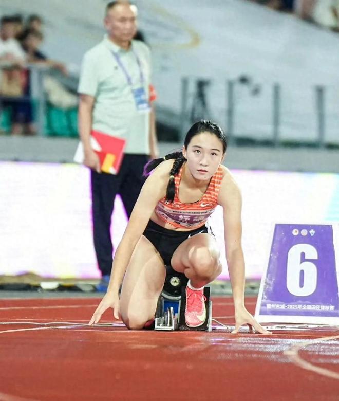 惊险！陈妤颉最后30米狂减速15岁少女严欣怡也成功晋级！(图1)