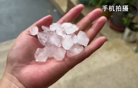 早读 天津下冰雹！黑雨警告！62级地震！巨星陨落！禁止干6类副业！公厕改宿舍！新增K签！(图2)