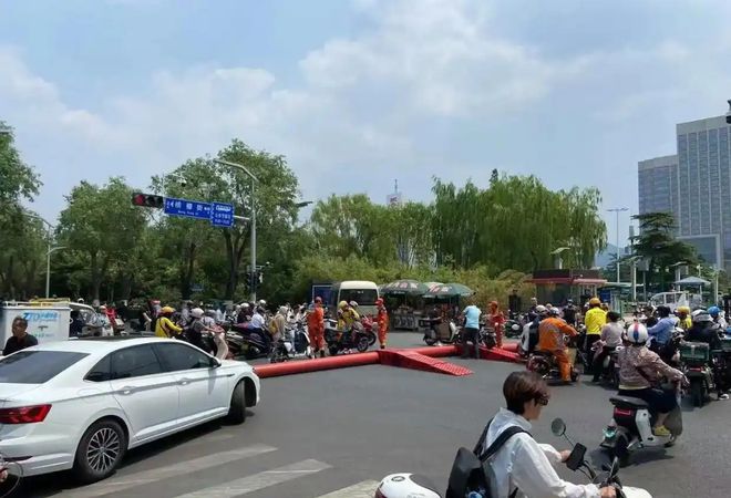 济南广场爆炸现场火灾造成5人受伤1人失联救援迅速展开！(图7)