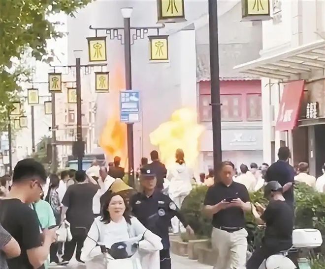 济南广场爆炸现场火灾造成5人受伤1人失联救援迅速展开！(图5)