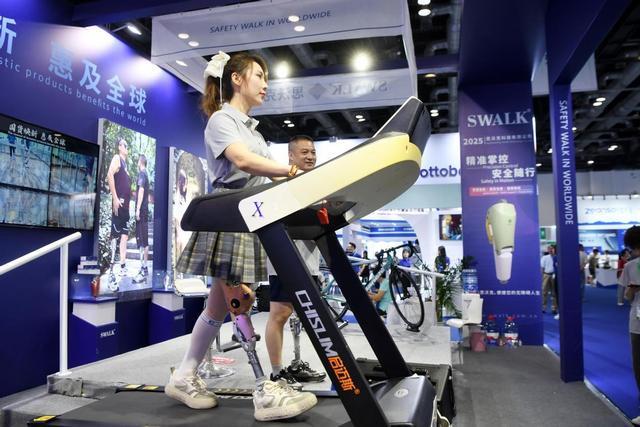 行得更稳、听得更清！2025福祉博览会展示智能助残新成果(图7)