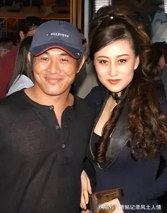 李连杰近况曝光面色沧桑坐轮椅向太透露手术原因：肿瘤加甲亢(图1)