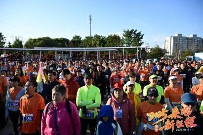 妙策士非遗AI理疗机器人亮相马拉松为选手提供智能康复服务(图1)