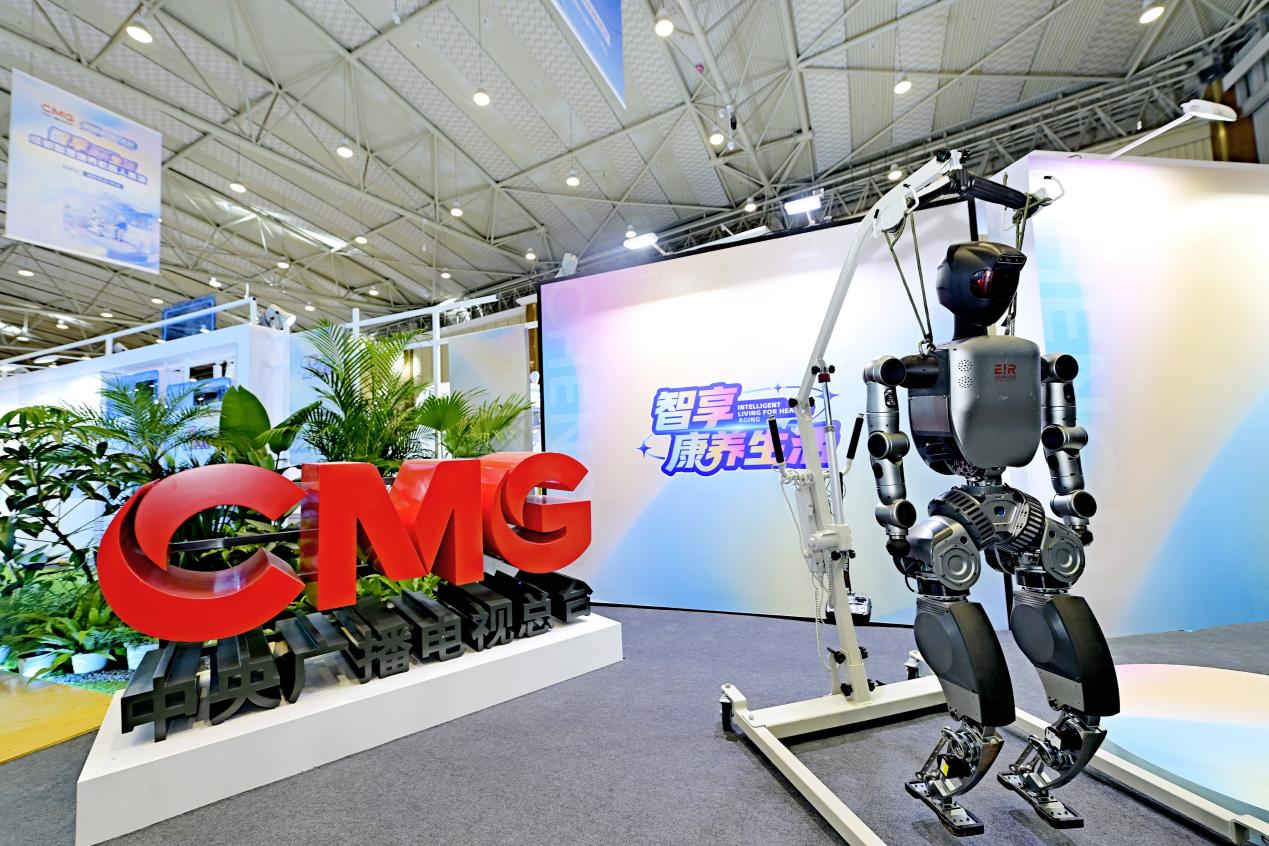 智慧康养机器人展演开幕 成都高新区AI产品组团亮相(图1)
