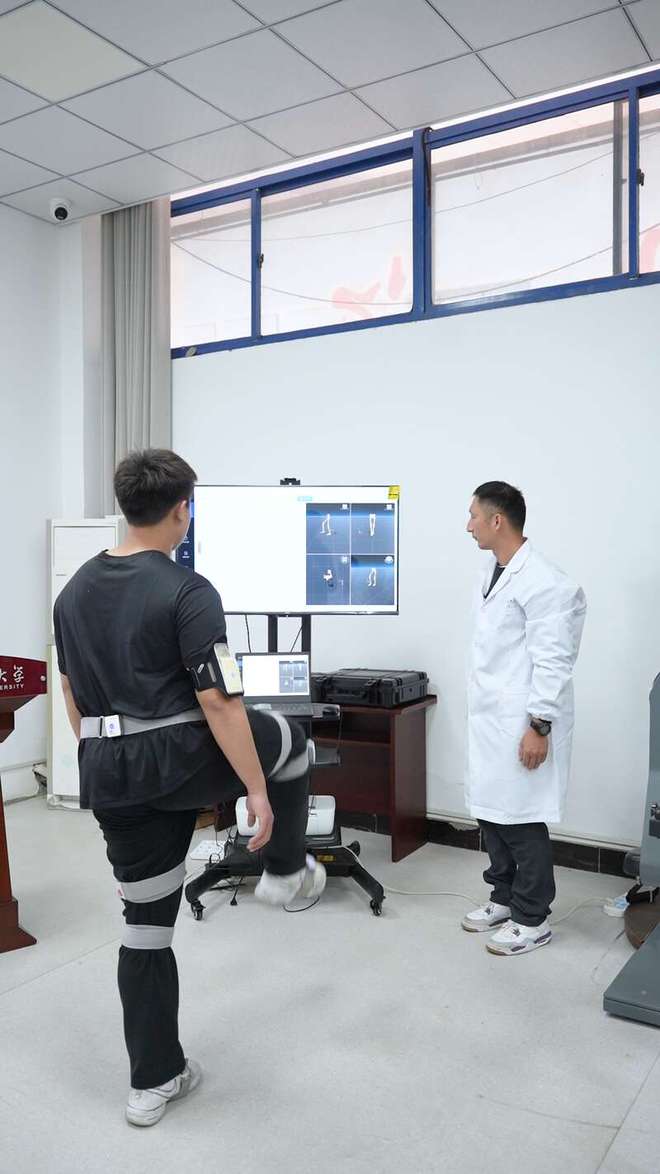 蚌埠医科大学开设康育工坊 百名学子重新学“站”“走路”(图2)