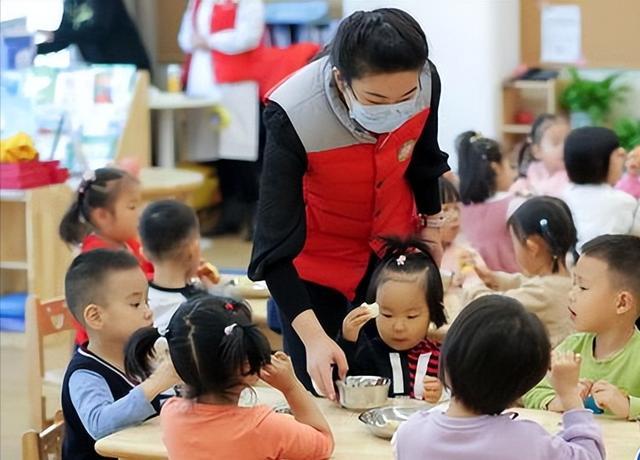 没人生娃了？上海一产科医生称从一晚上8个剖腹产到现在1个没有(图2)