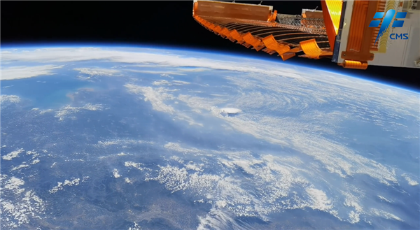 今天是神舟十二号发射一周年！官方晒航天员在轨拍摄原画 绝美