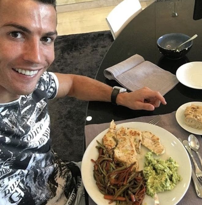 行走雕塑！40岁C罗比10年前更强更壮：每天健身4小时 吃6顿睡5次(图3)