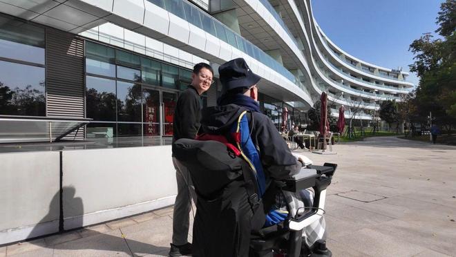 中国脑机接口临床突破患者意念操控轮椅机械狗实现三维交互