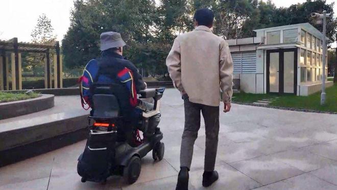 中国脑机接口临床突破患者意念操控轮椅机械狗实现三维交互(图2)