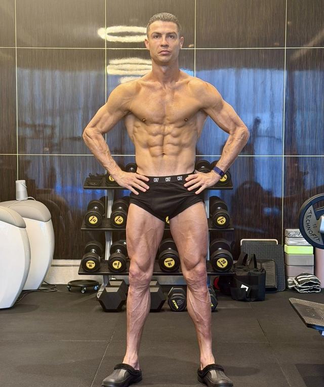 C罗身材照再度走红全网！世界首富马斯克评论：我得锻炼一下了(图3)