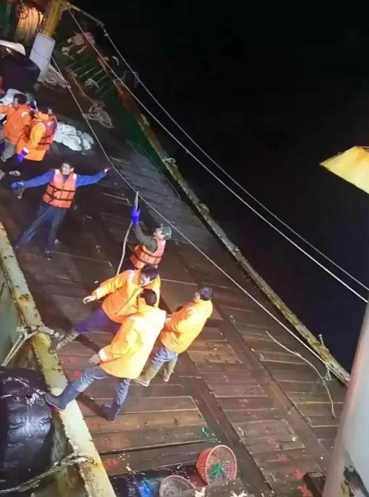 大连一夜扣押259艘渔船！北斗被拆、暗舱藏人安全黑洞有多大？(图12)