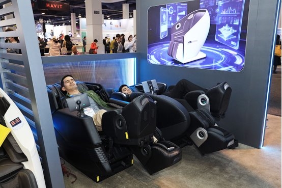 荣泰旗下品牌Aront亮相CES 2026四款健康黑科技产品征服众多老外(图9)