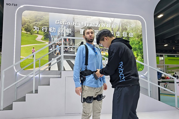 科技赋能重塑行走底气：外骨骼机器人正从医院走进千家万户