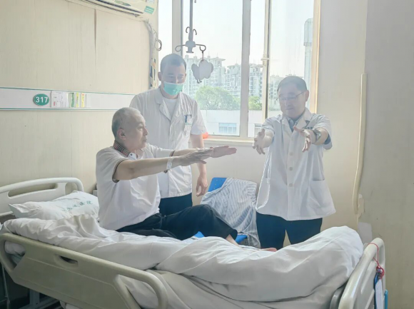从肢体到大脑功能：苏城医院杨卫新、刘春风构筑脑卒中康复的保障(图2)